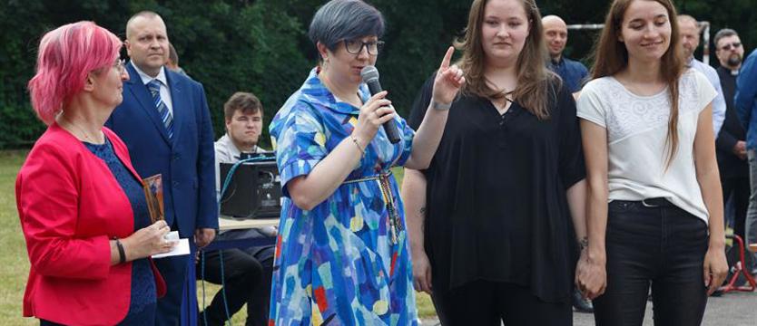 Zamiast wyjechać na wakacje,niektórzy pójdą do pracy. Młodzi rzemieślnicy odebrali świadectwa 