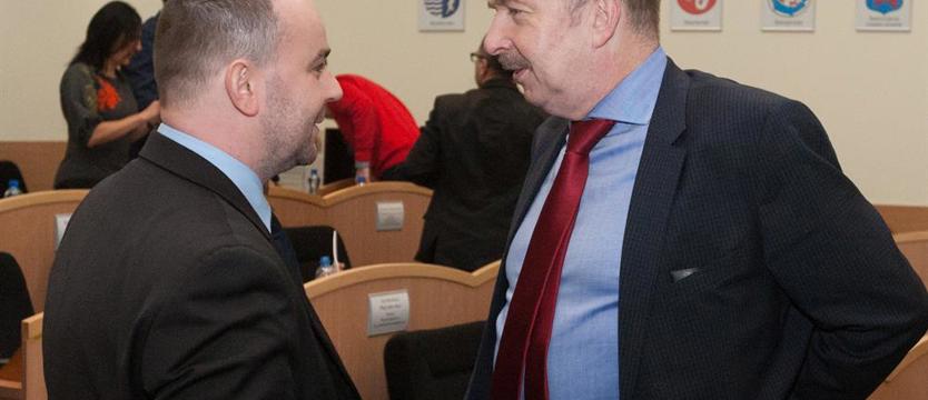 Co po nocach robi sejmik? 