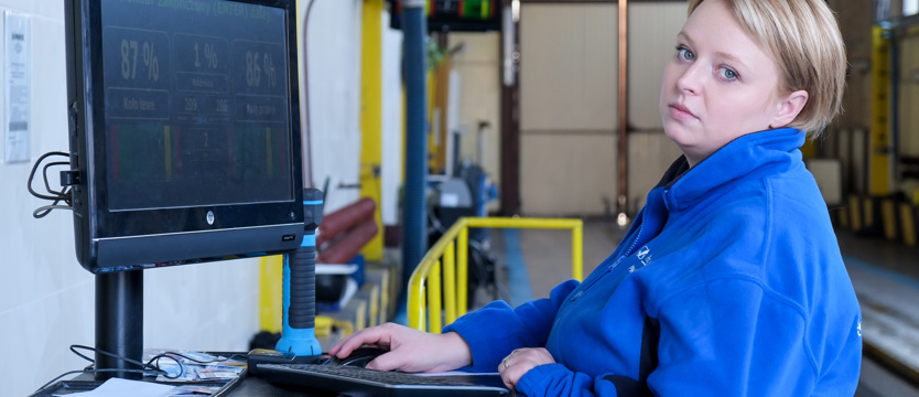 Kobieta, która się zna na samochodach