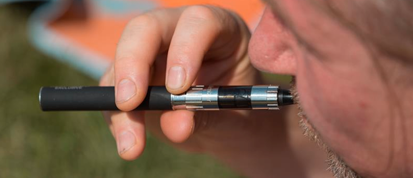 Zakazać sprzedaży e-papierosów nieletnim