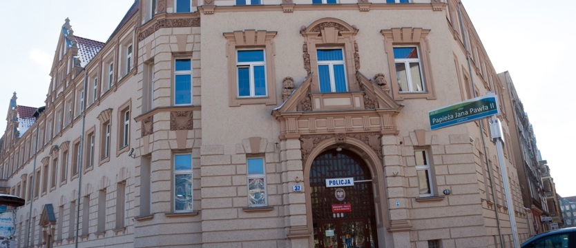 Ekstradycja. Przez niezapięte pasy