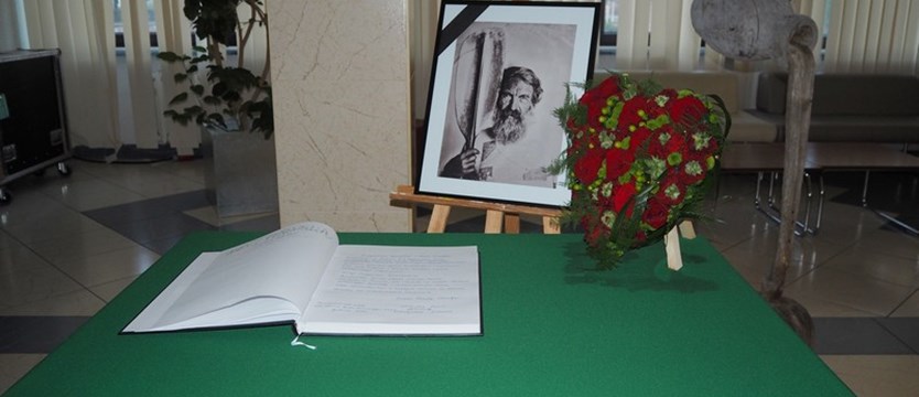Księga kondolencyjna poświęcona pamięci Aleksandra Doby wyłożona w Miejskim Ośrodku Kultury w Policach