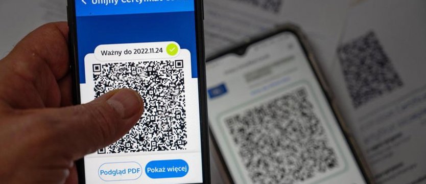 Rada UE przedłużyła o rok ważność certyfikatu Covid