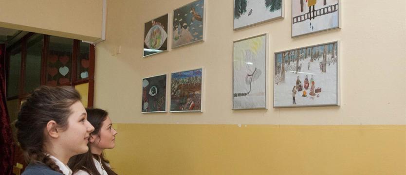 Wagony, krzyże i śnieg