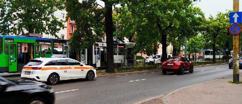 Osobówka zderzyła się z tramwajem