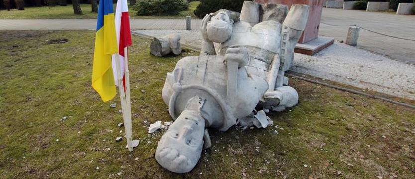 Obalili pomnik radzieckiego żołnierza na cmentarzu w Koszalinie