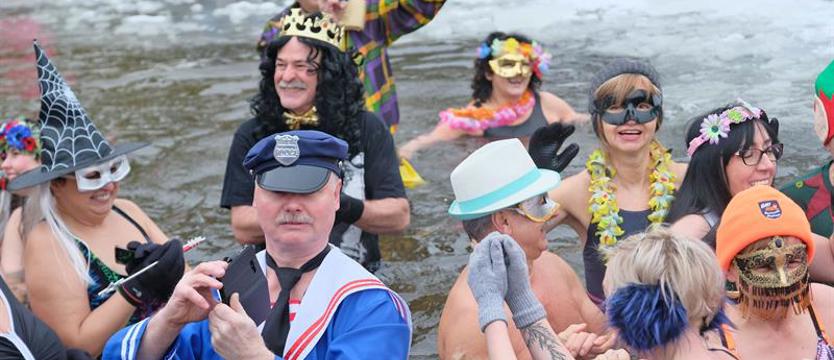 Karnawałowa Kąpiel Przebierańców. Morsy zapraszają do wody