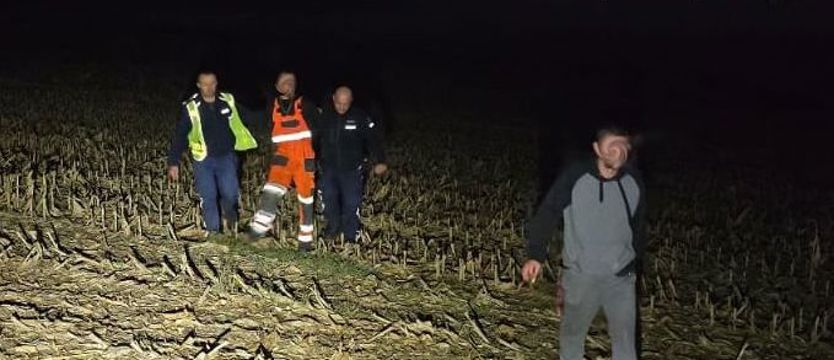 Kompletnie pijany kierowca porzucił auto i uciekał przez pola