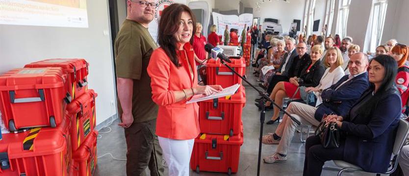 Skrzynie na czas kryzysu. Niemiecki Czerwony Krzyż przekazał PCK zestawy edukacyjne