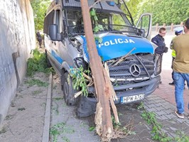 Policyjny radiowóz uderzył w drzewo przy ul. Mieszka I