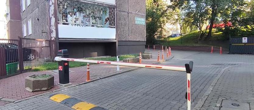Szlaban zablokował miejski parking