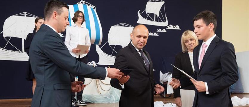 Kurator uhonorował laureatów konkursów. Najlepsi uczniowie w regionie wyróżnieni