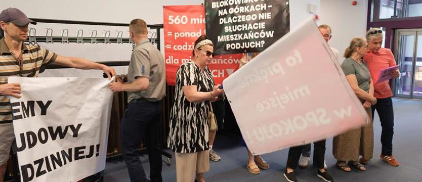 Mieszkańcy Podjuch przyszli z protestem. Chcą zatrzymać inwestycje