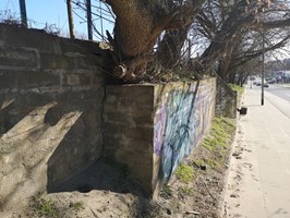 Mur obok wjazdu na stadion grozi zawaleniem