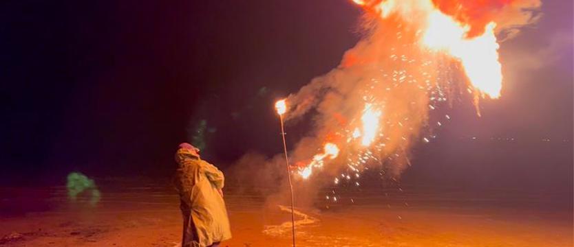Poszukiwanie bursztynów po zmroku na plaży w Świnoujściu