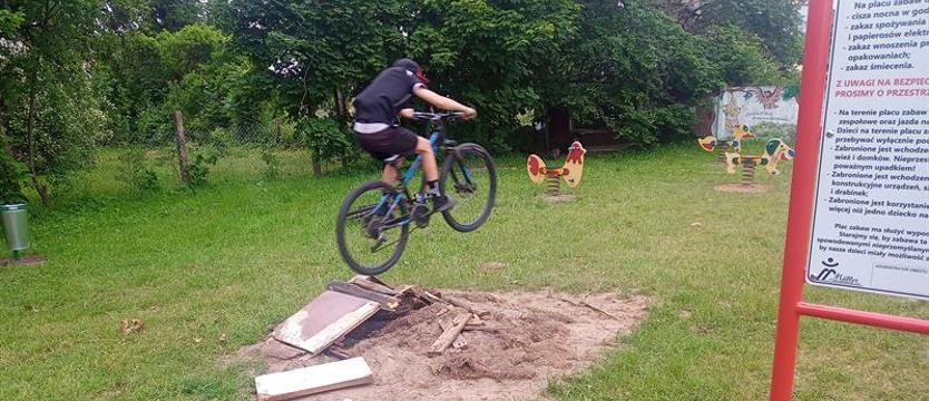 Bałagan przy nowym placu zabaw. Bawią się tam bardzo niebezpiecznie