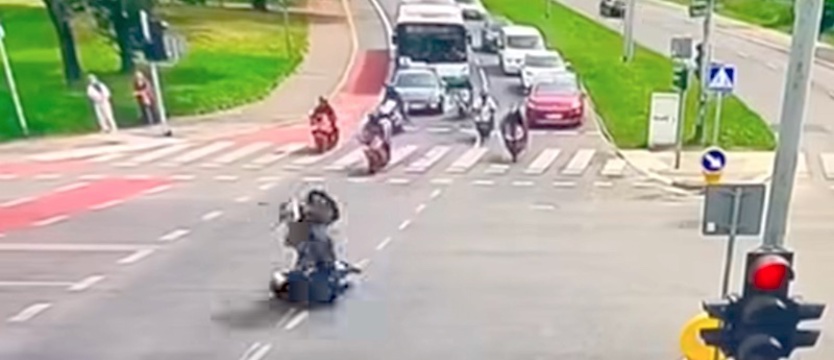 Gwałtownie ruszył i poderwał motocykl. Po chwili leżał i stracił prawo jazdy