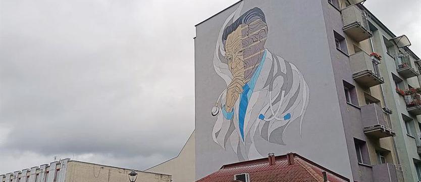Na Starym Mieście odsłonią mural poświęcony doktorowi Zbigniewowi Petriemu