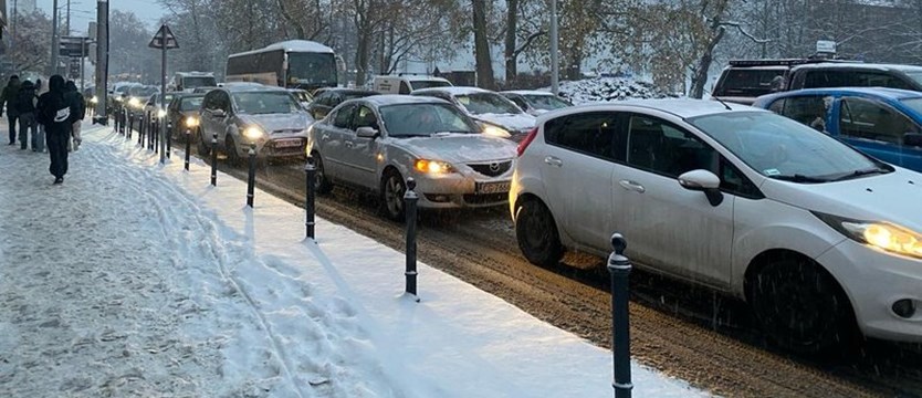 Śnieżyca i trudne warunki na drogach Szczecina i regionu