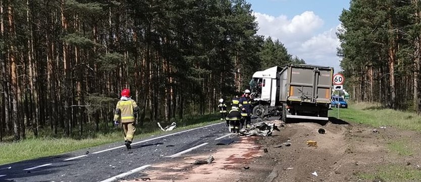 Bus zderzył się z ciężarówką w Krzypnicy. Nie żyje kierowca