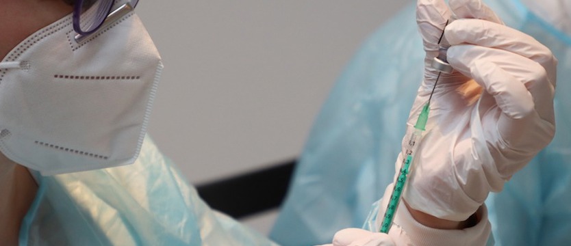 Pandemia koronawirusa przyspiesza. Mamy kolejny rekord czwartej fali i blisko tysiąc zakażeń