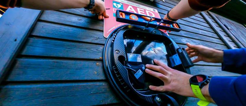 Kolejne defibrylatory w Szczecinie. Dostępne całą dobę, mogą uratować życie