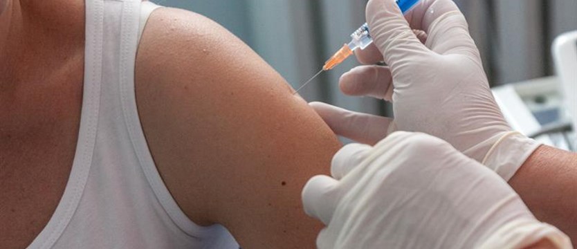 Na razie niewielkie zainteresowanie szczepieniami przeciw COVID-19 wśród nastolatków