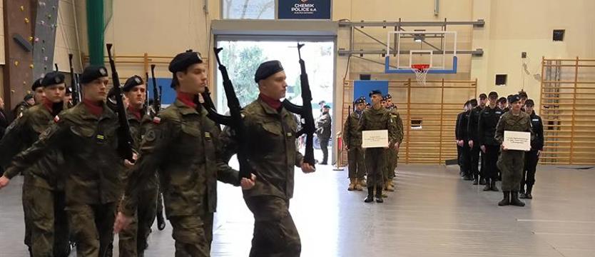 W mundurze, równym krokiem... Klasy mundurowe pokazały musztrę