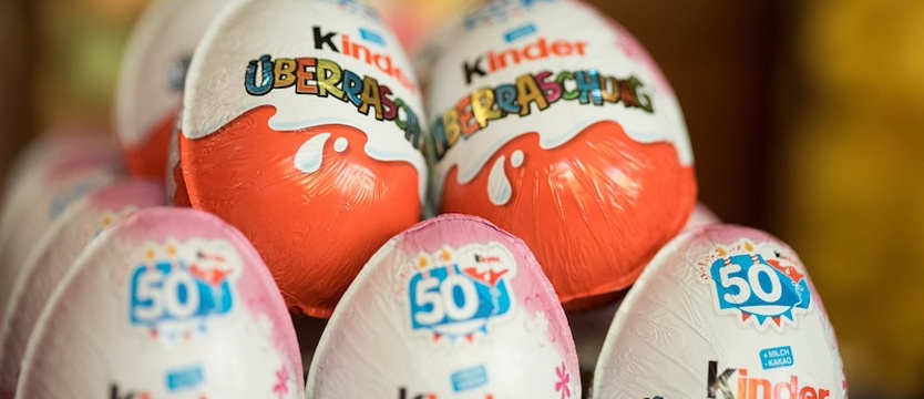 Dwaj złodzieje ukradli kilkaset jajek niespodzianek