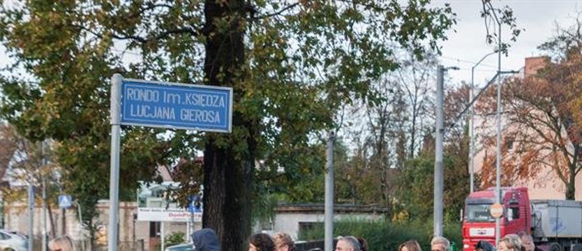 Kierowca stracił przytomność i wjechał w słup trakcyjny