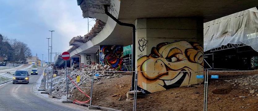 Część galerii znika pod gruzami. Filary dla sztuki