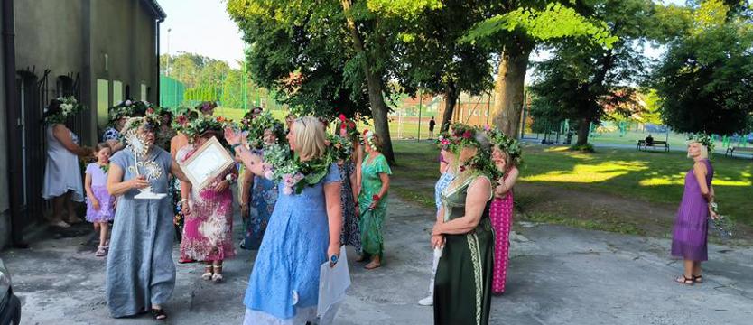 Wianki na Janki. Plotły w kobiecym gronie