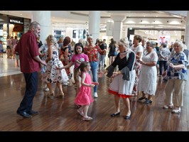 Taneczne powitanie lata w centrum handlowym