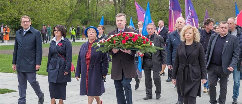 1 Maja w Szczecinie: kwiaty przed pomnikiem i hymn zjednoczonej Europy