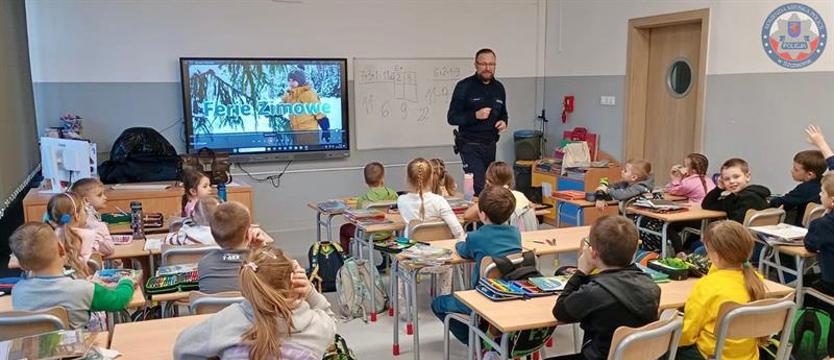 Policjanci odwiedzili uczniów przed feriami