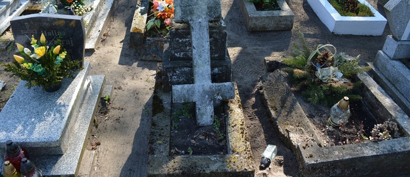 Zdewastował nagrobki, poprzewracał krzyże