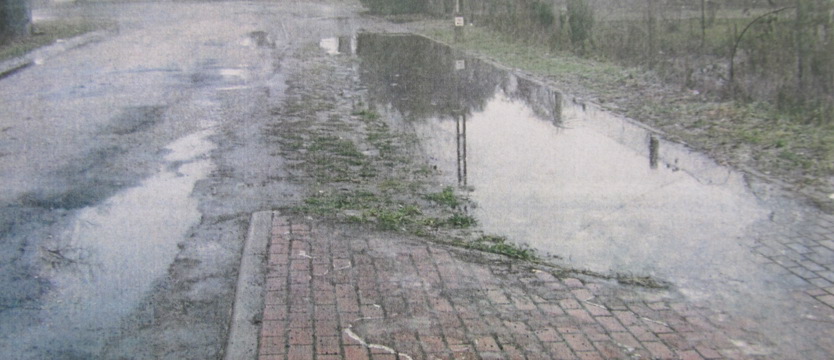 Tu się uczyli budowlańcy? Najgorszy chodnik w powiecie