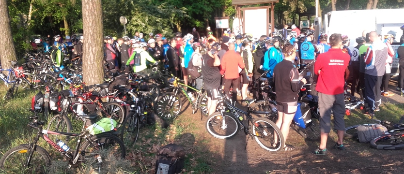 Jadą wokół Zalewu