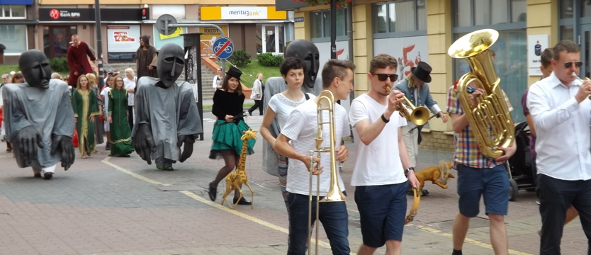 Sztuką budzili mieszkańców