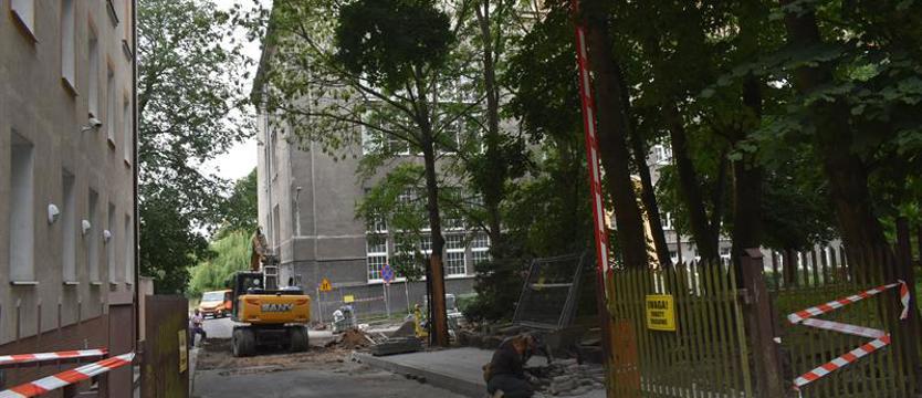 Remont potrwa dłużej. Szkoła w parku coraz ładniejsza