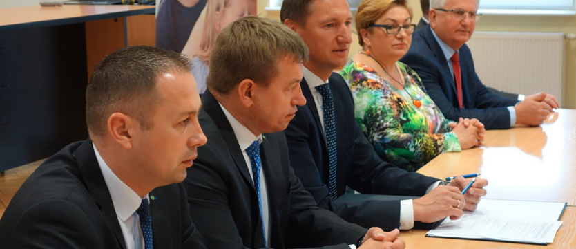 Kontrakty bez konkursu. Marszałek rozdał kasę