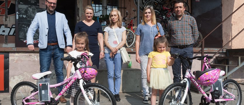 Cykliści przekazali rowery dzieciom 