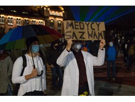 Protesty w Szczecinie. Marsz „Mamy was dość!” i manifestacja na pl. Solidarności