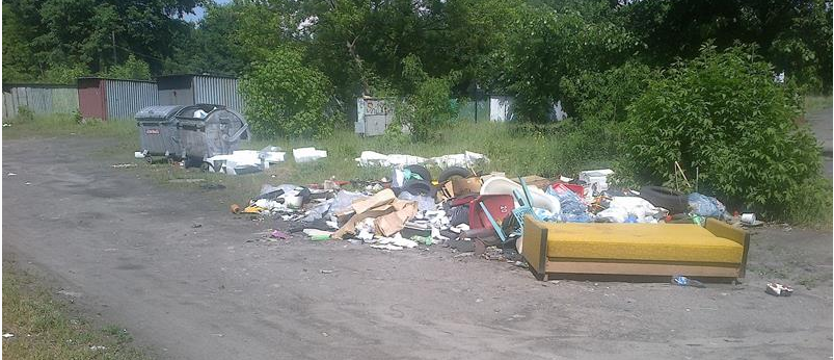 Śmieci między garażami