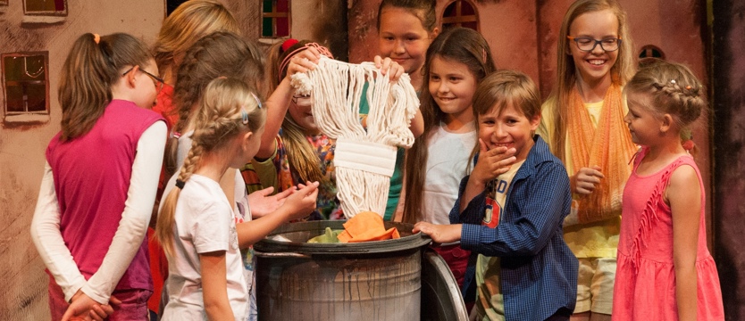 Mali aktorzy i pan Pierdziołka