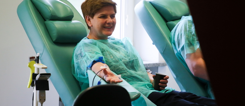 Szydło oddała krew