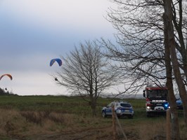 Akcja ratunkowa po wylądowaniu lotniarza na drzewach w Trzęsaczu