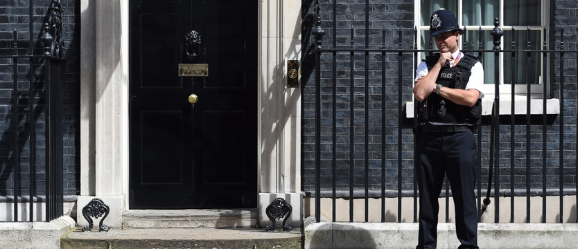 Cameron odchodzi, kot Larry pozostaje