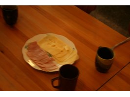 Plasterek  sera i kawałek szynki na śniadanko
