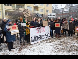 Demonstracja przeciw inwestycji deweloperskiej. Mieszkańcy mówią:  Stop! Jest odpowiedź wojewody